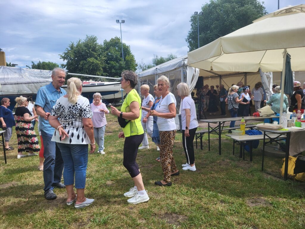 zdjęcie przedstawia uczestników imprezy plenerowej w Centrum Żeglarskim