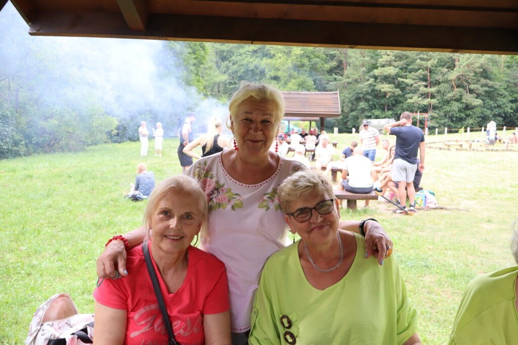 zdjęcie przedstawia uczestników wycieczki na polu biwakowym "Kamienna" nad Drawą
