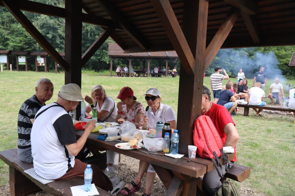 zdjęcie przedstawia uczestników wycieczki na polu biwakowym "Kamienna" nad Drawą