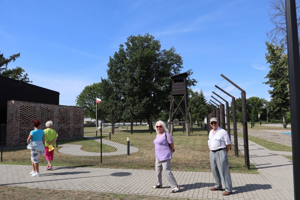 zdjęcie przedstawia uczestników wycieczki w muzeum poświęcone jeńcom wojennym – oficerom Wojska Polskiego przetrzymywanym w niemieckim obozie jenieckim Oflag II C Woldenberg w czasie II wojny światowej