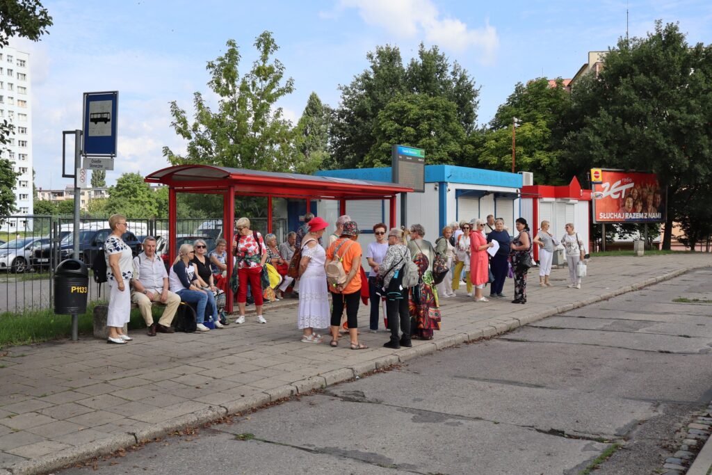 zdjęcie przedstawia zbiórkę seniorów wyjeżdżających na wycieczkę do Dziwnowa