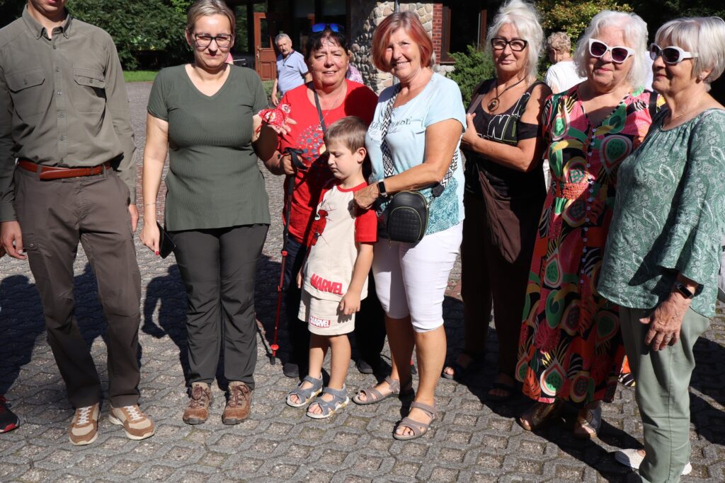 zdjęcie przedstawia uczestników wycieczki zwiedzających ogród dendrologiczny w Nadleśnictwie Mieszkowice