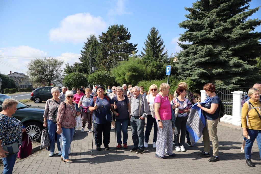 zdjęcie przedstawia seniorów na dożynkach w Bogdańcu