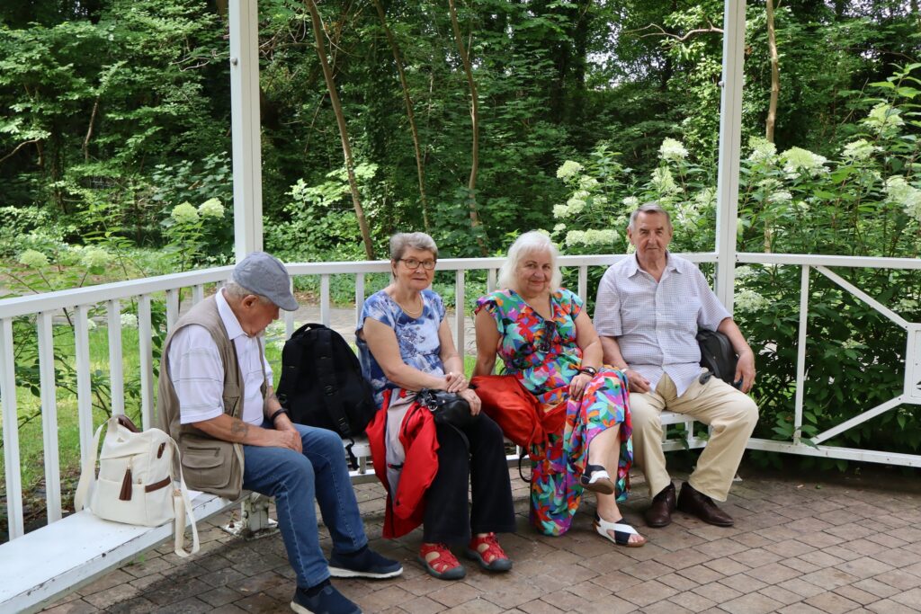 zdjęcie przedstawia seniorów na Dniu Greckim w Dziwnowie