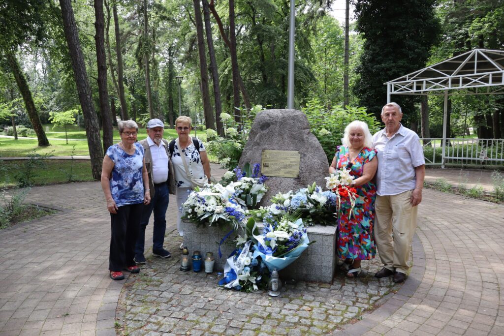 zdjęcie przedstawia seniorów na Dniu Greckim w Dziwnowie
