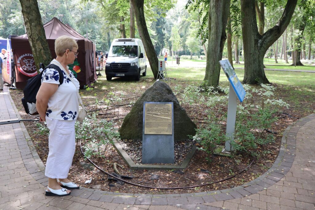 zdjęcie przedstawia seniorów na Dniu Greckim w Dziwnowie