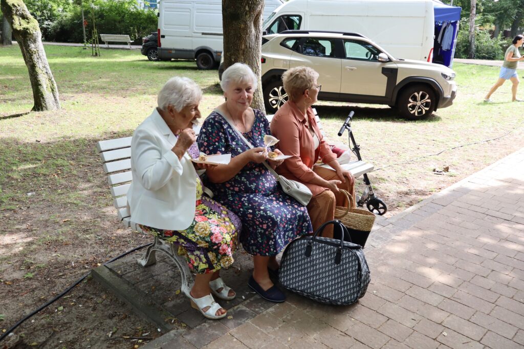 zdjęcie przedstawia seniorów na Dniu Greckim w Dziwnowie