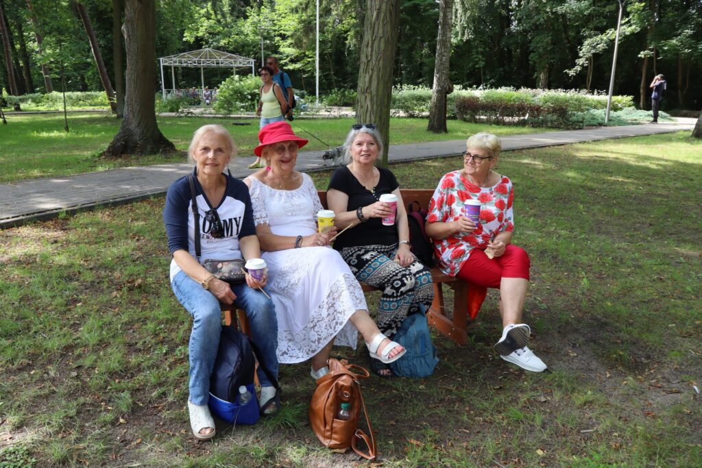 zdjęcie przedstawia seniorów na Dniu Greckim w Dziwnowie