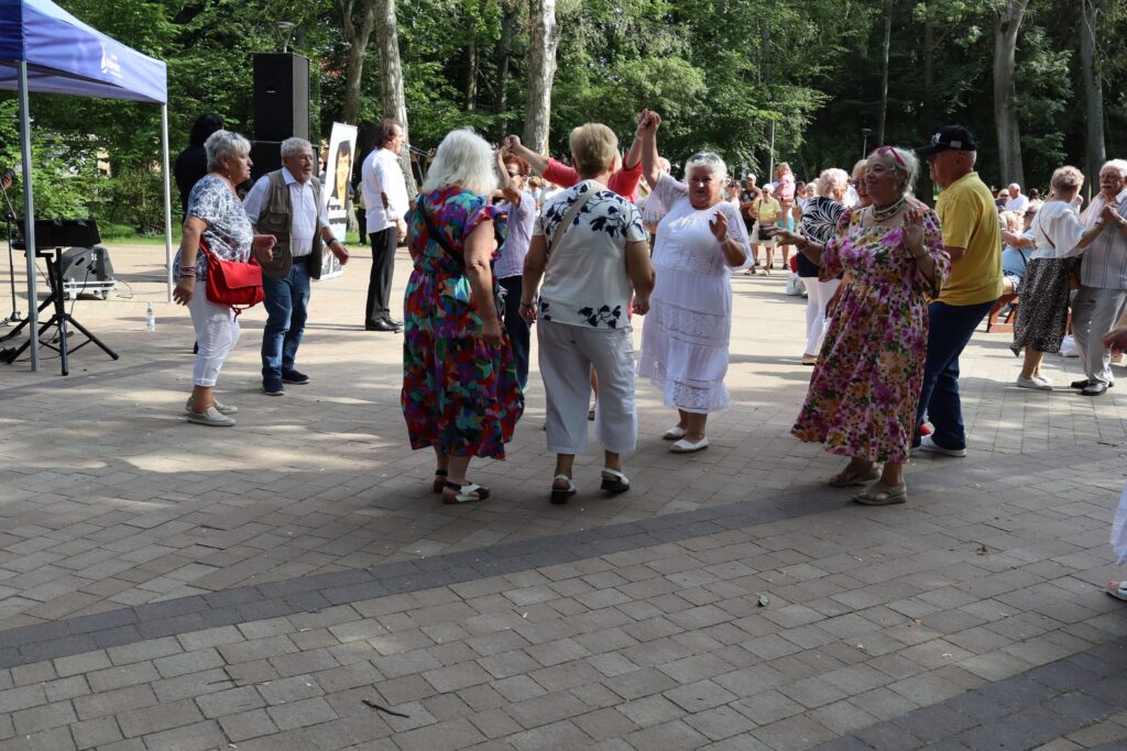 zdjęcie przedstawia seniorów na Dniu Greckim w Dziwnowie