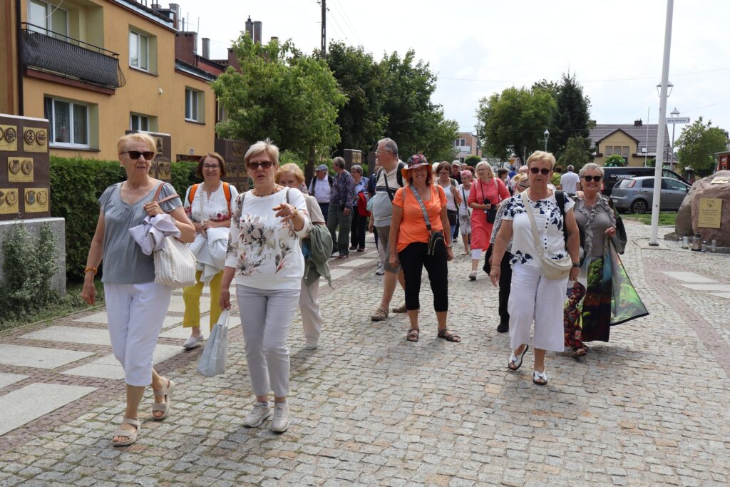 zdjęcie przedstawia seniorów na Dniu Greckim w Dziwnowie
