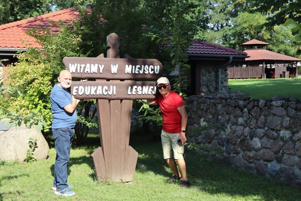 zdjęcie przedstawia uczestników wycieczki zwiedzających ogród dendrologiczny w Nadleśnictwie Mieszkowice