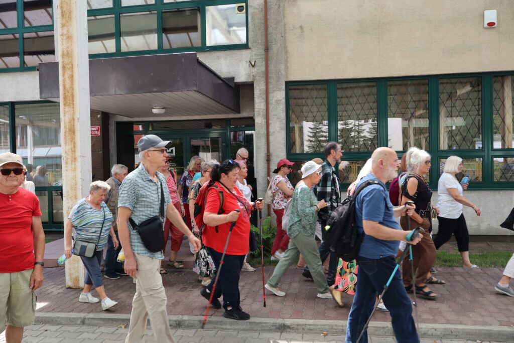 zdjęcie przedstawia uczestników wycieczki zwiedzających ogród dendrologiczny w Nadleśnictwie Mieszkowice
