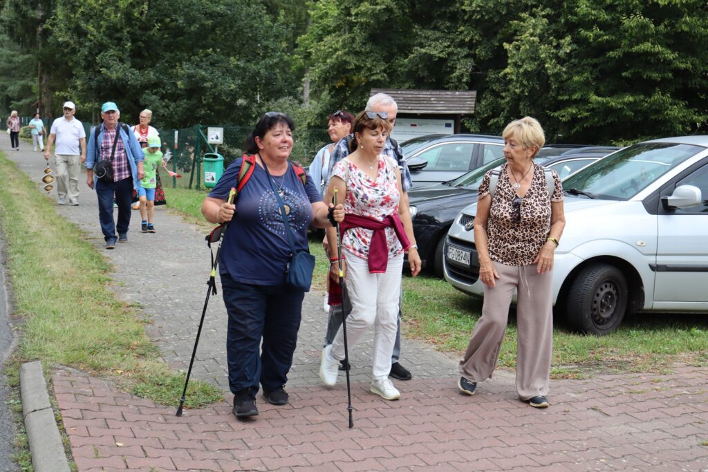 zdjęcie przedstawia seniorów na dożynkach w Bogdańcu