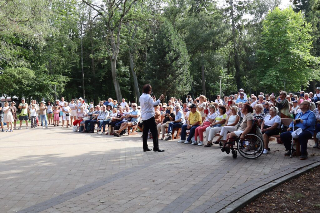 zdjęcie przedstawia seniorów na Dniu Greckim w Dziwnowie