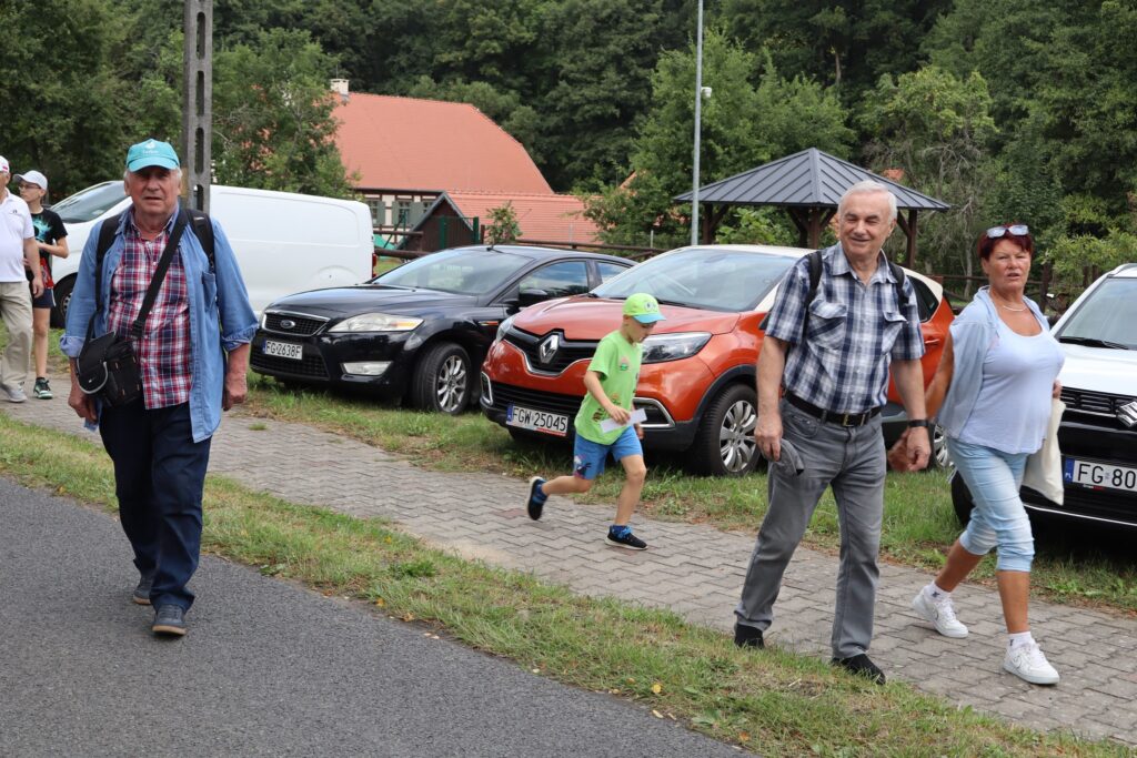 zdjęcie przedstawia seniorów na dożynkach w Bogdańcu