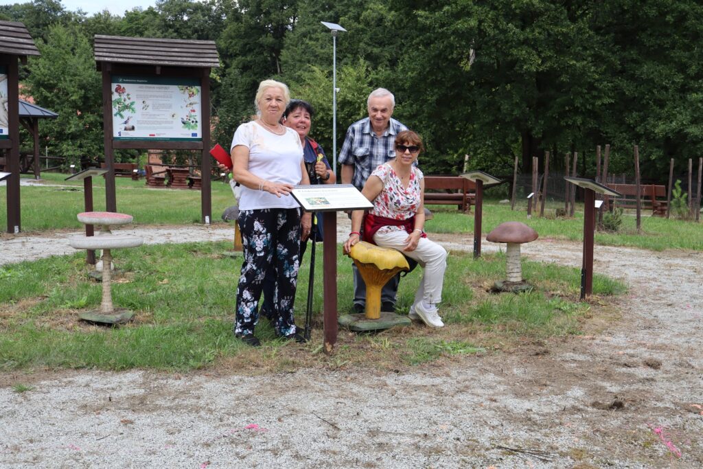 zdjęcie przedstawia seniorów na dożynkach w Bogdańcu