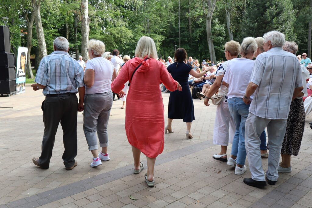 zdjęcie przedstawia seniorów na Dniu Greckim w Dziwnowie