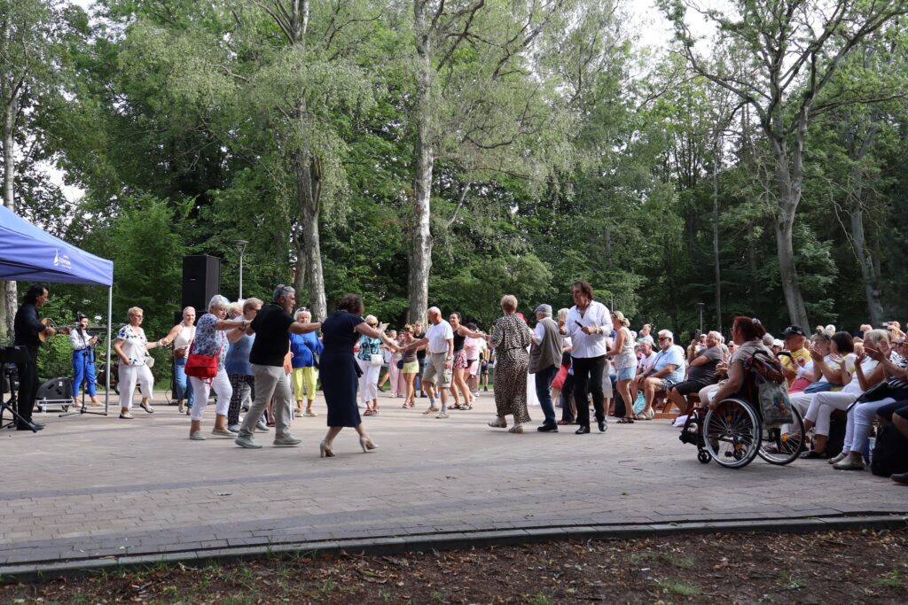 zdjęcie przedstawia seniorów na Dniu Greckim w Dziwnowie