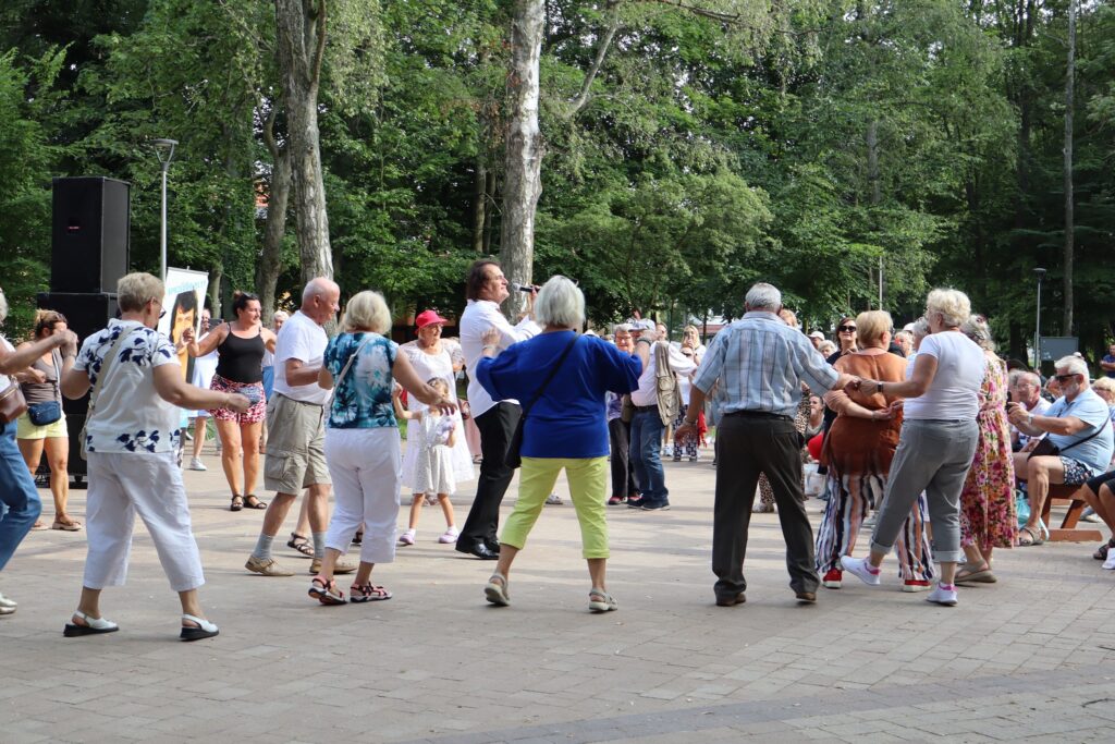 zdjęcie przedstawia seniorów na Dniu Greckim w Dziwnowie