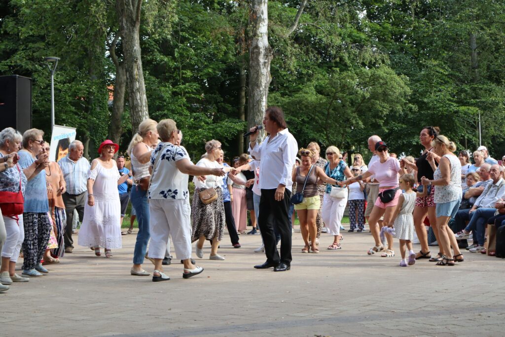 zdjęcie przedstawia seniorów na Dniu Greckim w Dziwnowie