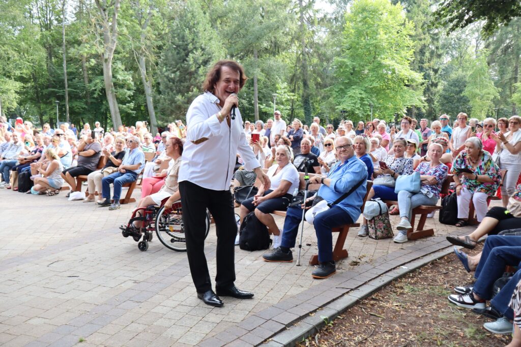 zdjęcie przedstawia seniorów na Dniu Greckim w Dziwnowie