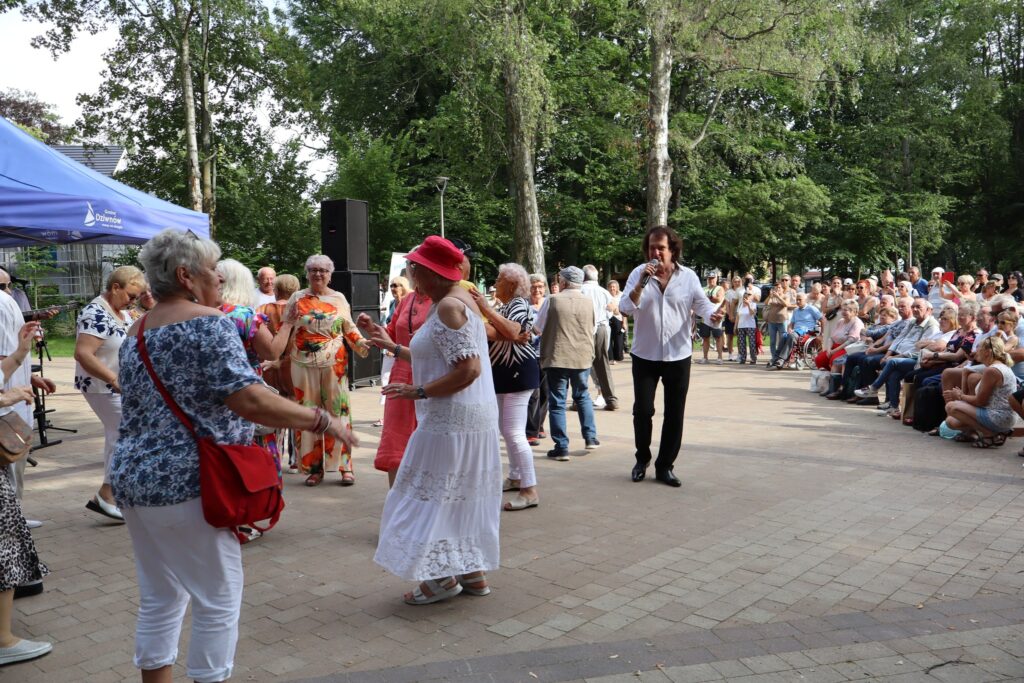 zdjęcie przedstawia seniorów na Dniu Greckim w Dziwnowie