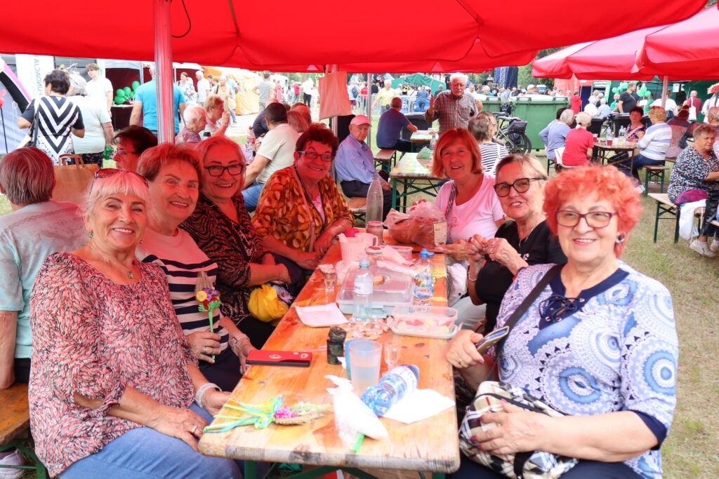 zdjęcie przedstawia seniorów na dożynkach w Bogdańcu
