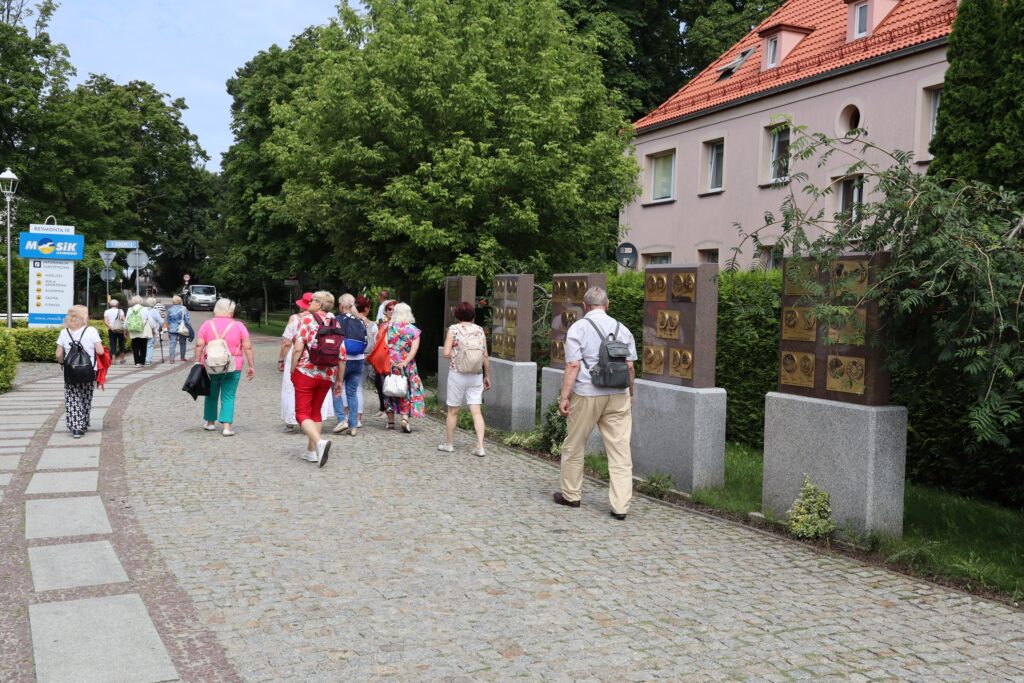 zdjęcie przedstawia seniorów na Dniu Greckim w Dziwnowie