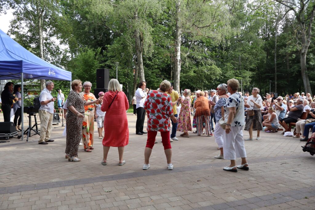 zdjęcie przedstawia seniorów na Dniu Greckim w Dziwnowie