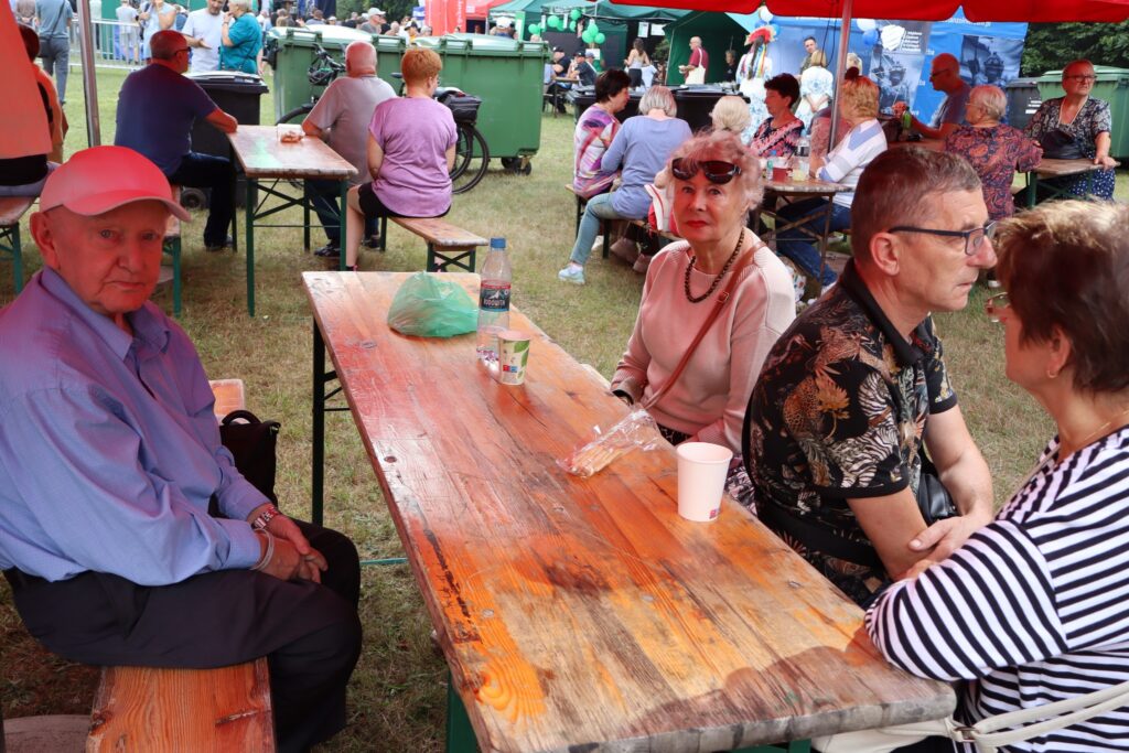 zdjęcie przedstawia seniorów na dożynkach w Bogdańcu