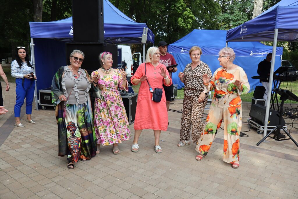 zdjęcie przedstawia seniorów na Dniu Greckim w Dziwnowie