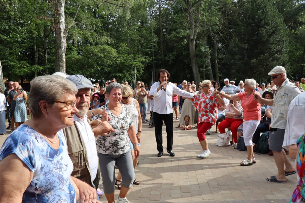 zdjęcie przedstawia seniorów na Dniu Greckim w Dziwnowie