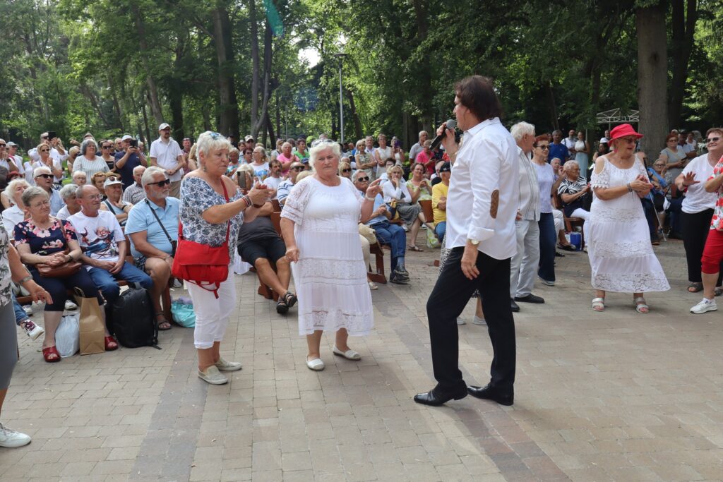 zdjęcie przedstawia seniorów na Dniu Greckim w Dziwnowie