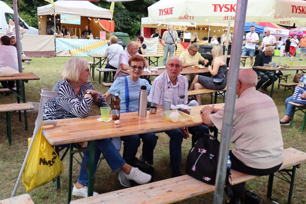 zdjęcie przedstawia seniorów na dożynkach w Bogdańcu