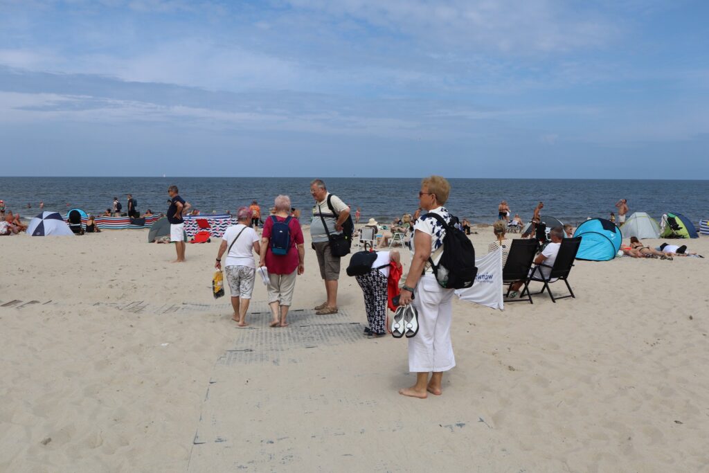zdjęcie przedstawia seniorów na Dniu Greckim w Dziwnowie