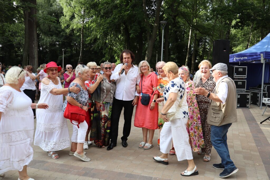 zdjęcie przedstawia seniorów na Dniu Greckim w Dziwnowie