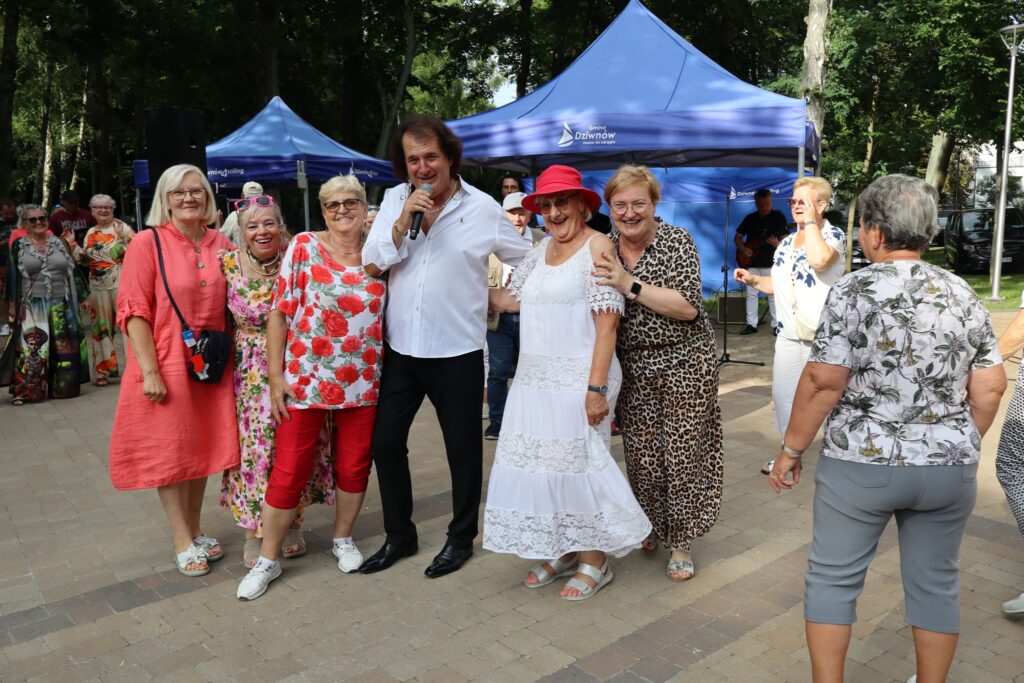zdjęcie przedstawia seniorów na Dniu Greckim w Dziwnowie