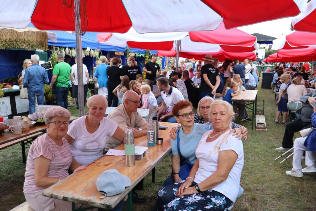 zdjęcie przedstawia seniorów na dożynkach w Bogdańcu