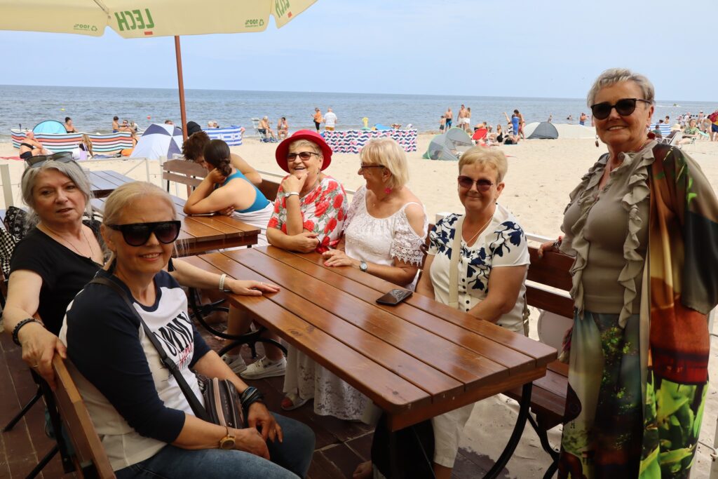 zdjęcie przedstawia seniorów na Dniu Greckim w Dziwnowie