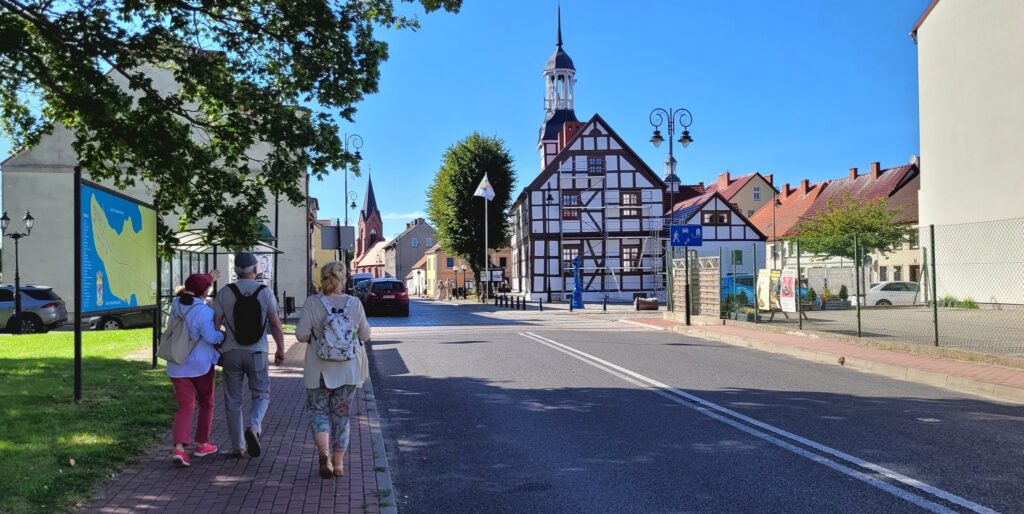 zdjęcie przedstawia uczestników wycieczki na XXII Święto Leszcza w Nowym Warpnie