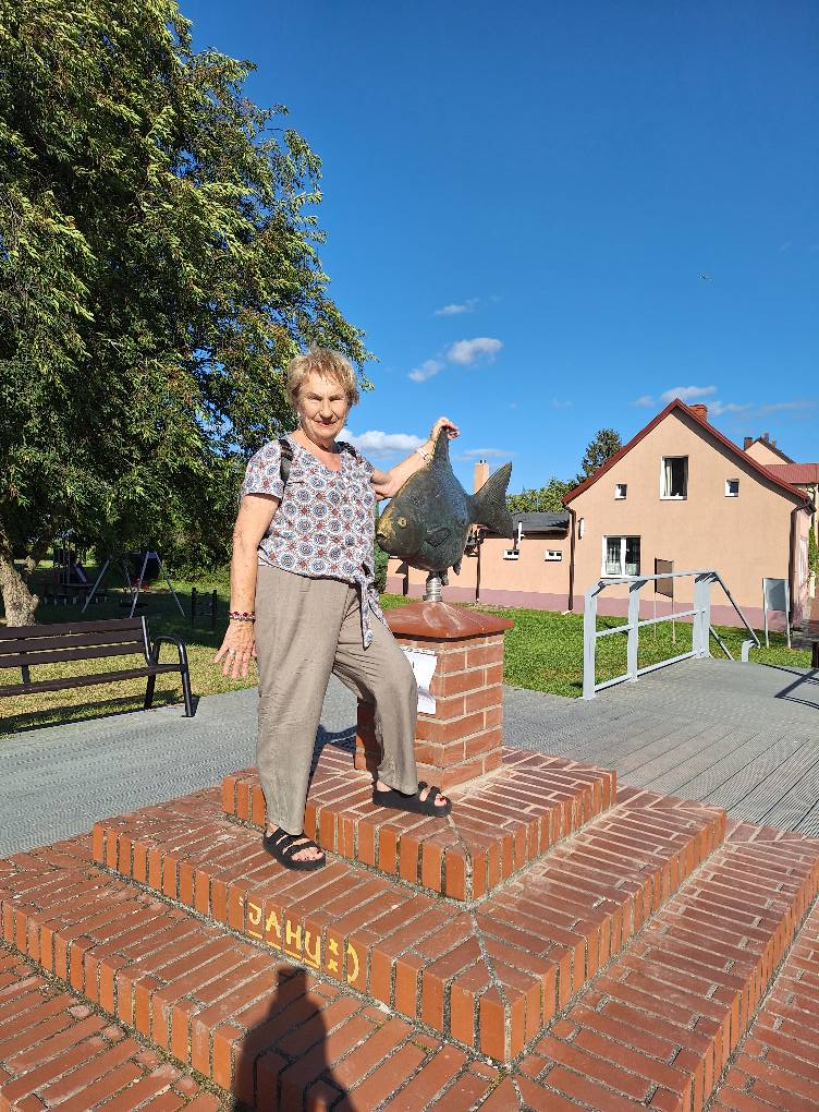 zdjęcie przedstawia uczestników wycieczki na XXII Święto Leszcza w Nowym Warpnie