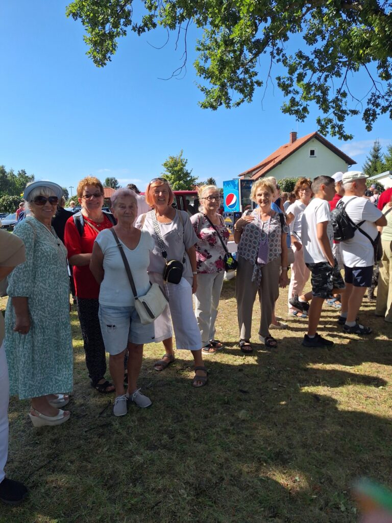 zdjęcie przedstawia uczestników wycieczki na XXII Święto Leszcza w Nowym Warpnie