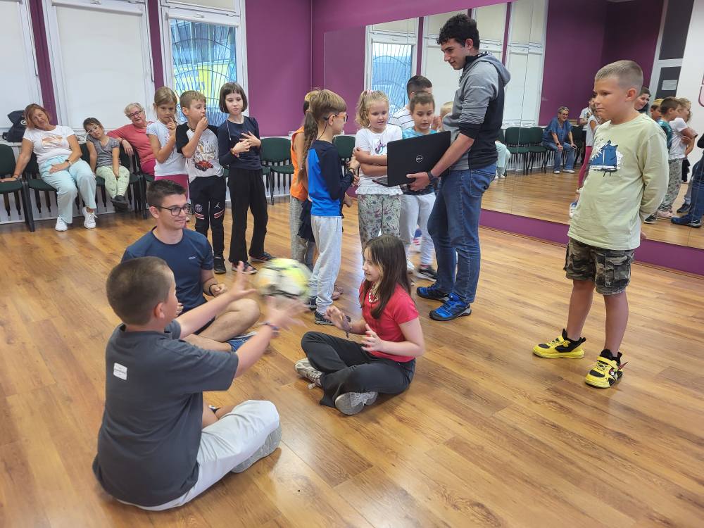 zdjęcie przedstawia uczestników "Aktywnych wakacji z Fundacją"