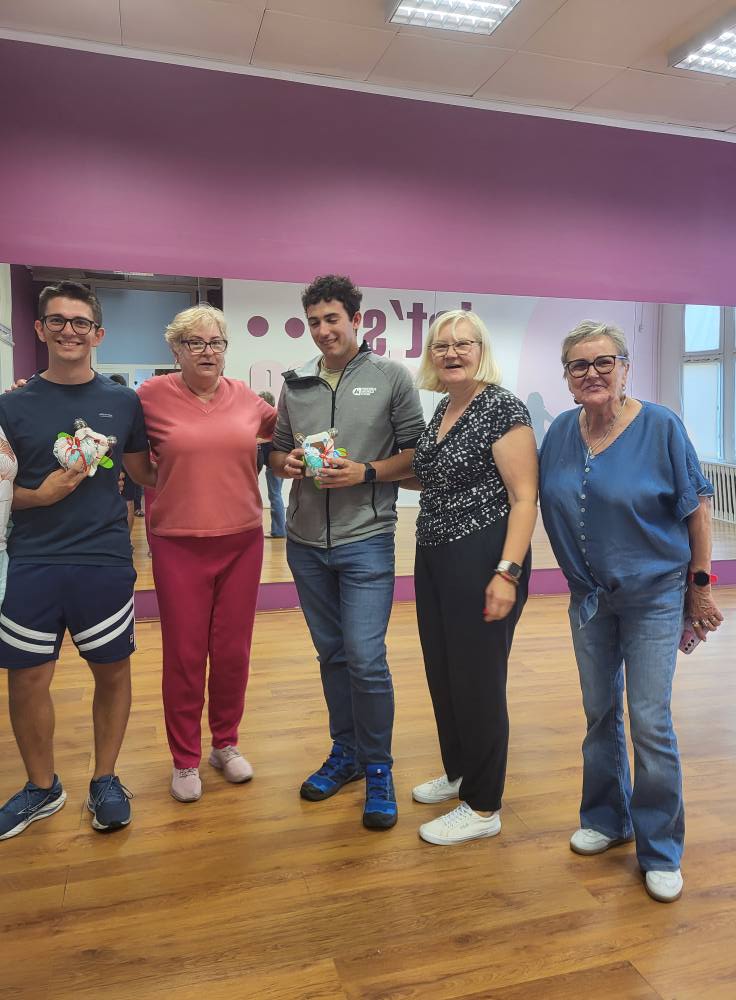 zdjęcie przedstawia seniorów i wolontariuszy biorących udział w "Aktywnych wakacjach z Fundacją"