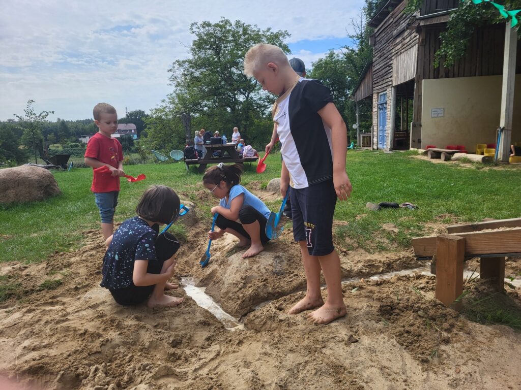 zdjęcie przedstawia uczestników "Aktywnych wakacji z Fundacją"