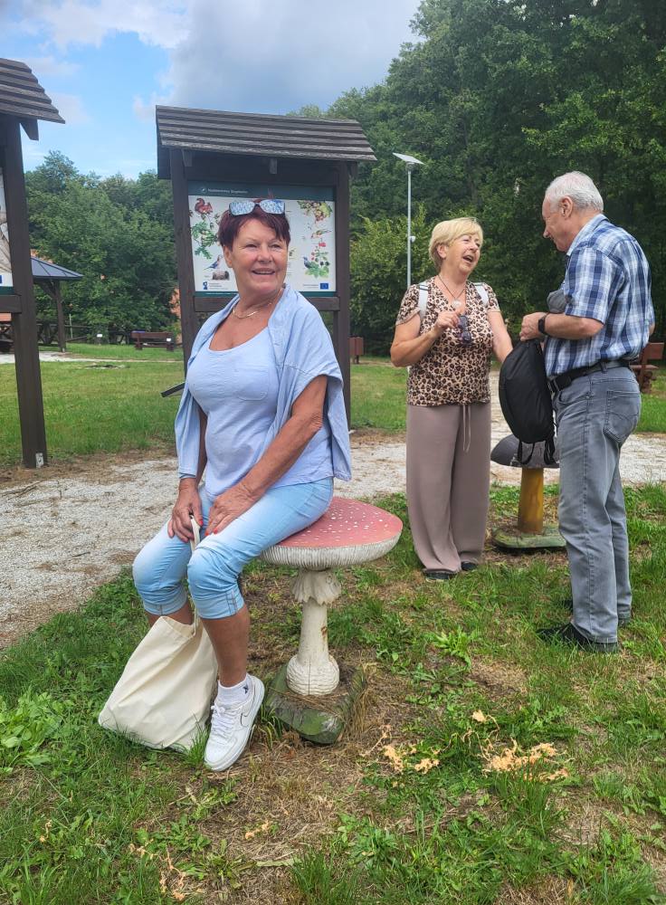 zdjęcie przedstawia seniorów na dożynkach w Bogdańcu
