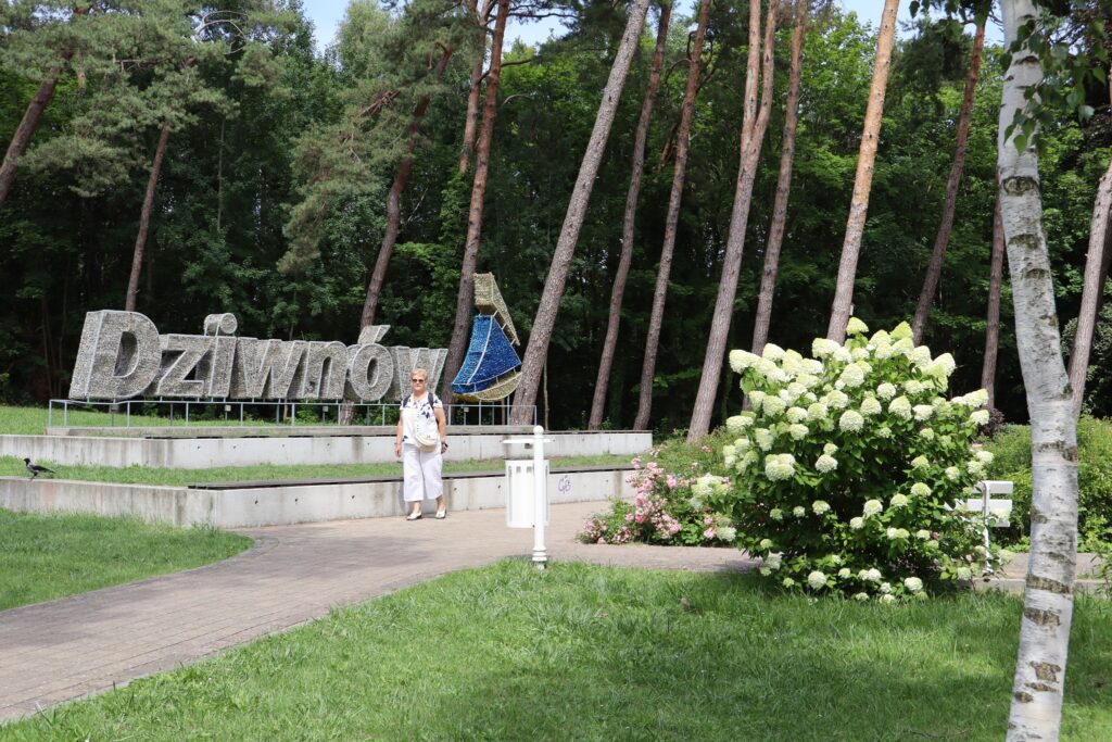 zdjęcie przedstawia seniorów na Dniu Greckim w Dziwnowie