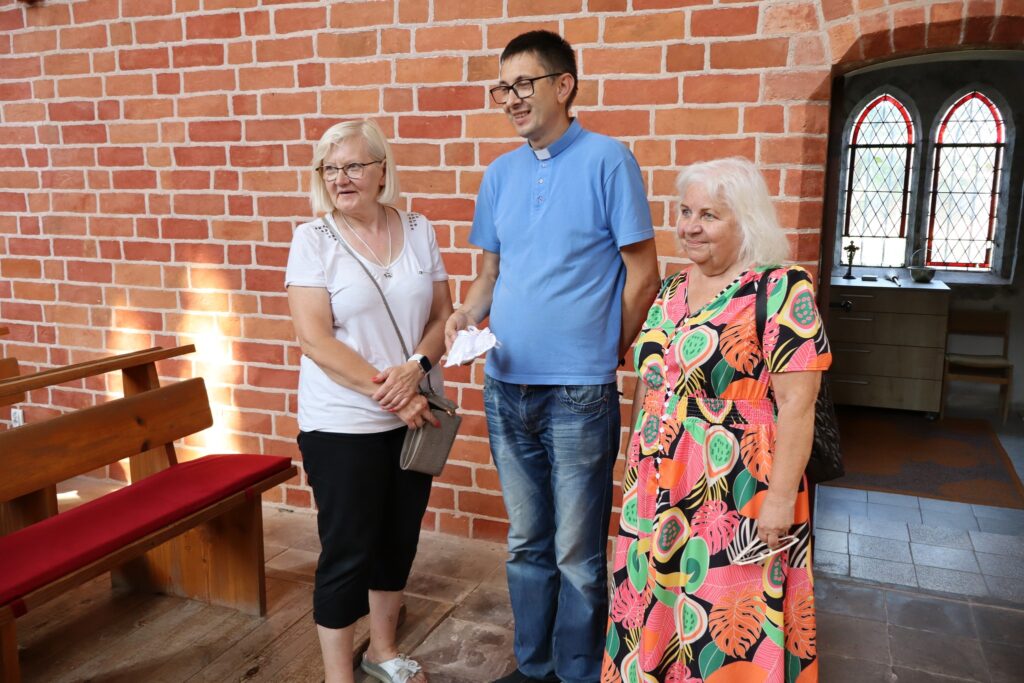 zdjęcie przedstawia uczestników wycieczki w kaplicy templariuszy w Chwarszczanach
