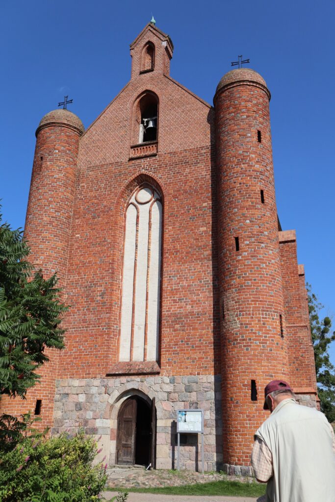 zdjęcie przedstawia kaplicę templariuszy w Chwarszczanach