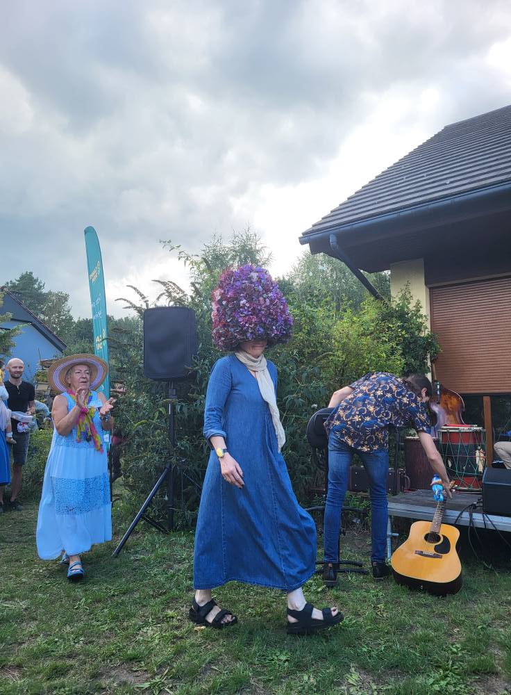 zdjęcie przedstawia uczestników V Plenerowej Wystawy Inspirowanej Land Artem w Dołujach k. Szczecina